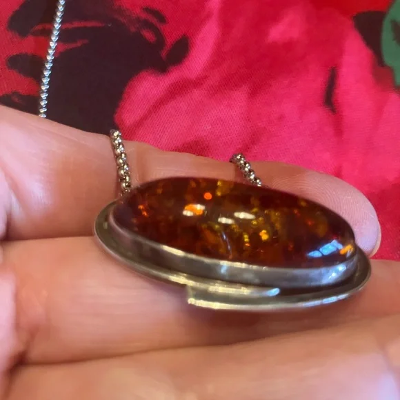 STERLING SILVER BALTIC AMBER PENDANT AND CHAIN - Picture 4 of 9